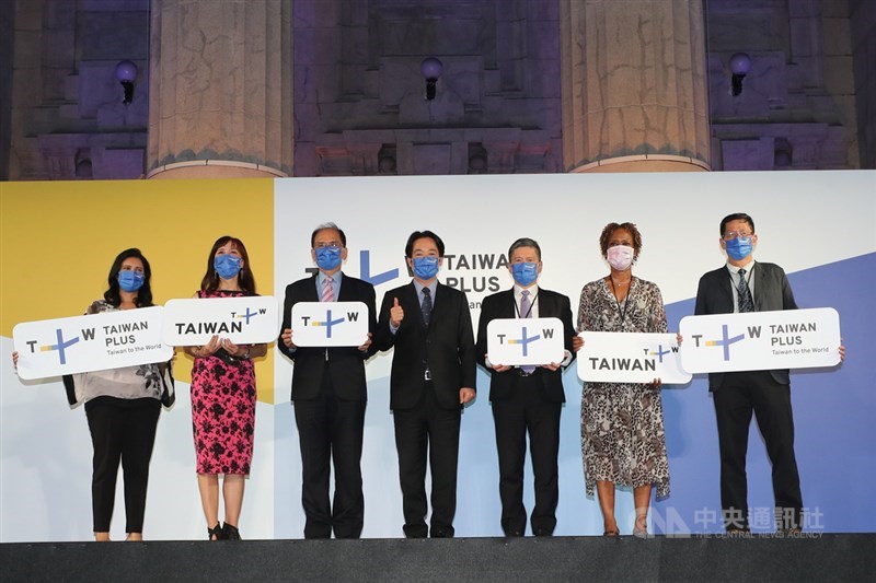 國際影音串流平台TaiwanPlus(Taiwan+)全球開播典禮30日舉行,副總統賴清德(中)、立法院長游錫堃(左3)、文化部長李永得(右3)、外交使節團團長聖克里斯多福及尼維斯大使哈菁絲(Jasmine Elise Huggins)(右2)、中央社董事長劉克襄(右1)、TaiwanPlus執行長蔡秋安(左2)及新聞中心主任Divya Gopalan(左1)出席。中央社記者裴禛攝 110年8月30日