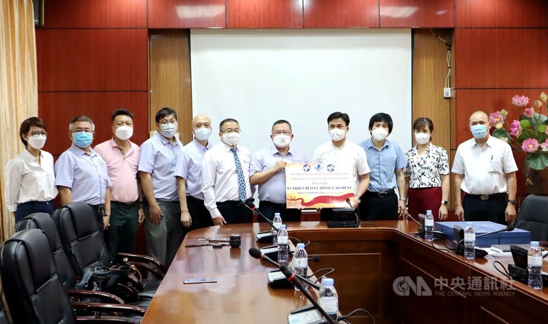 河內、北寧台商會26日捐贈高流量氧氣鼻導管給越南國家疫苗與生物衛生檢定院(疫苗檢定院),由河內台商會會長洪志華(右5)代表捐贈,代表受贈的是疫苗檢定院副院長范文雄(右4)。中央社記者陳家倫河內攝 110年8月30日