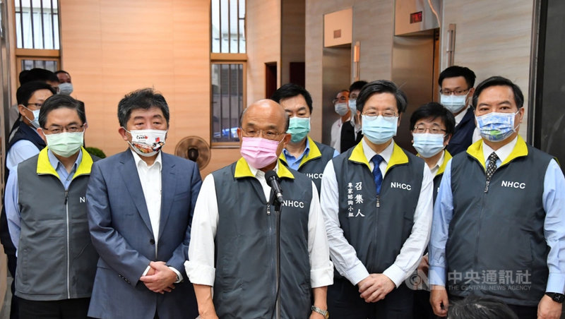行政院長蘇貞昌(中)30日在行政院祕書長李孟諺(左)、衛福部長陳時中(左2)、專家諮詢小組召集人張上淳(右2)、行政院發言人羅秉成(右)陪同下視察指揮中心。(行政院提供)中央社記者賴于榛傳真 110年8月30日