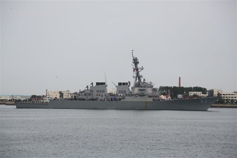 中國9月1日起實施的海上交通安全新規,要求5類外國船艦進入領海應向中方報告。圖為2015年美國海軍斯特蒂姆號導彈驅逐艦首次訪中國青島。(中新社)