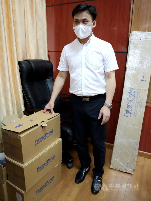 越南國家疫苗與生物衛生檢定院副院長范文雄26日代表收下河內、北寧台商會合贈的3台高流量氧氣鼻導管。中央社記者陳家倫河內攝 110年8月30日