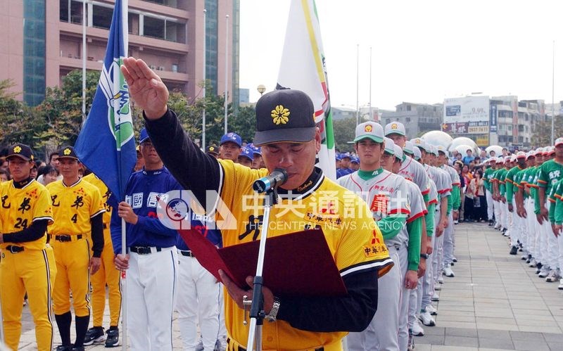 中華職棒14年誓師大會由職棒老將王光輝(前)帶領宣誓。(中央社檔案照片)