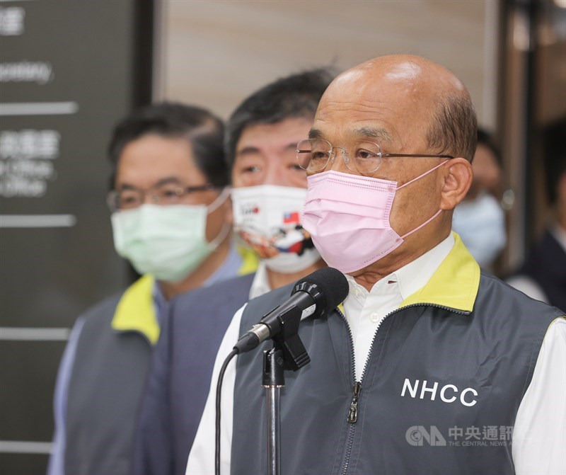 行政院長蘇貞昌(右)30日上午視察「嚴重特殊傳染性肺炎中央流行疫情指揮中心」,並在會前接受媒體時事提問。中央社記者謝佳璋攝 110年8月30日
