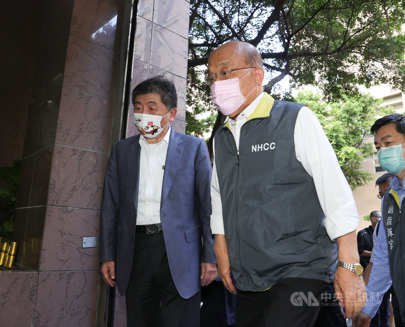 行政院長蘇貞昌(前右)30日上午由衛福部長陳時中(左)等人陪同,前往「嚴重特殊傳染性肺炎中央流行疫情指揮中心」視察。中央社記者謝佳璋攝 110年8月30日