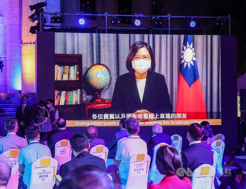台灣第一個以全英語播出並以影音內容為主的串流平台TaiwanPlus(Taiwan+)30日晚間在國立台灣播物館廣場舉行全球開播典禮,總統蔡英文預錄影片祝賀,表示藉平台述說台灣故事是令人振奮的創舉。中央社記者鄭清元攝 110年8月30日