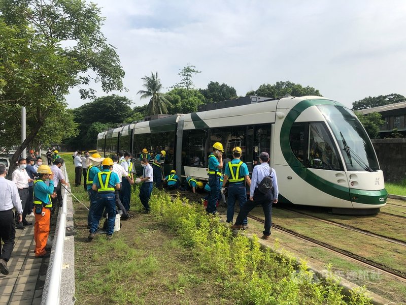 高雄輕軌列車31日上午發生草皮捲入車底事件,司機員緊急煞車,但車頭已部分脫軌偏離軌道,高捷公司立即派員到場緊急搶修,並變更運轉模式。(高捷公司提供)中央社記者蔡孟妤傳真 110年8月31日