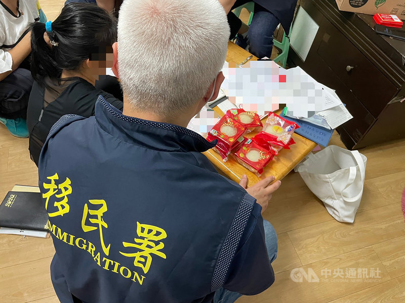 移民署南區事務大隊高雄市專勤隊專案小組發現高雄前鎮有越南籍配偶網路販賣越南月餅,報請高雄地檢署指揮偵辦,所查扣月餅經檢驗發現非洲豬瘟病毒,檢方及移民署將持續追查這批月餅上下游販售管道及其他買家流向。(移民署提供)中央社記者侯文婷傳真 110年8月31日