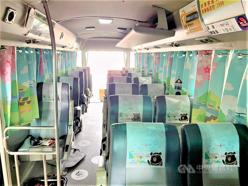 屏東縣政府31日表示,台灣好行神山線受COVID-19(2019冠狀病毒疾病)疫情影響停駛近3個月,期間車輛內裝已布置為全台首輛「喔熊主題環景巴士」;配合中央與部落防疫指引措施,神山線將自9月1日起復駛。(屏東縣政府提供)中央社記者郭芷瑄傳真 110年8月31日