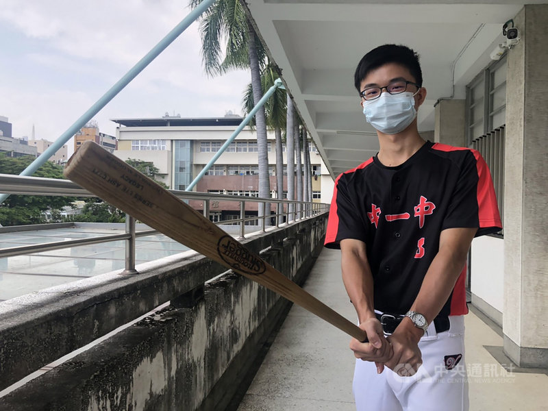 大學指考放榜,台中一中棒球隊長李東陽順利錄取理想校系,他受訪時表示,未來夢想能進入棒球球團擔任管理階級;在準備指考期間,當唸書唸到心煩時,他總是會練習揮棒,盼找回考取一中的初心,靜下心來苦讀。中央社記者趙麗妍攝 110年8月31日