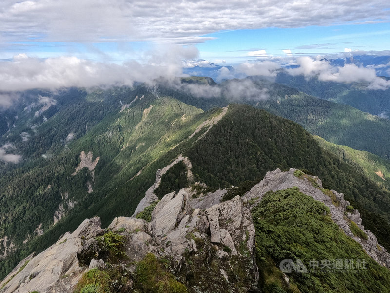 來自捷克的「跑山獸」Petr Novotny日前僅以2天時間攀登台灣百岳「北二段」,並將影片放上網路,引起網友讚嘆。圖為無明斷崖。(Petr提供)中央社記者盧太城台東傳真 110年8月31日