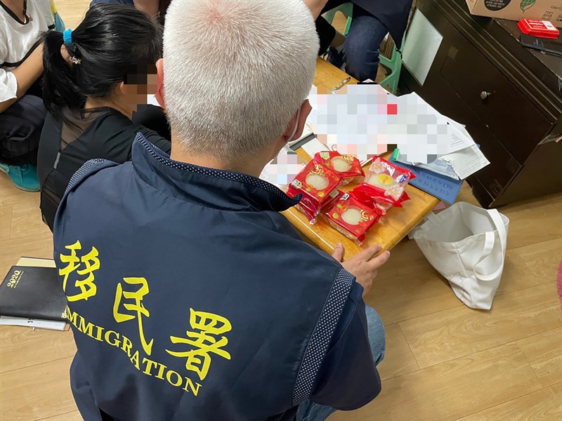 非洲豬瘟中央災害應變中心31日指出,新增2件來自越南產品驗出非洲豬瘟陽性,分別為水餃及月餅各1件。(移民署提供)中央社記者侯文婷傳真 110年8月31日