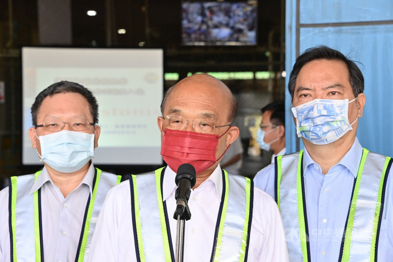 行政院長蘇貞昌(中)31日在財政部長蘇建榮(左)、行政院發言人羅秉成(右)等人陪同下,視察台北港貨物通關作業流程。(行政院提供)中央社記者賴于榛傳真 110年8月31日