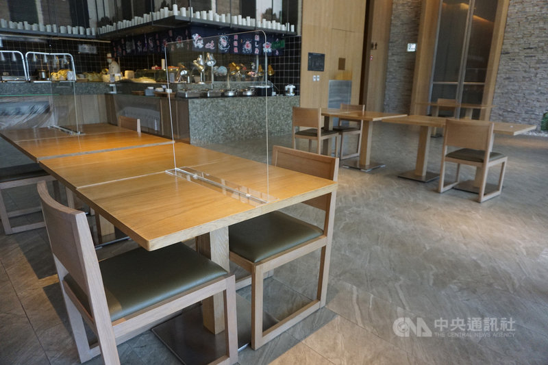 COVID-19疫情漸趨穩定,金門縣政府31日宣布,9月1日起縣內餐飲內用將取消隔板及不同桌人員間保持1.5公尺以上間距的防疫規定。縣長楊鎮浯表示,盼因地制宜適度鬆綁餐飲內用規範,能夠帶起地方經濟。中央社 110年8月31日