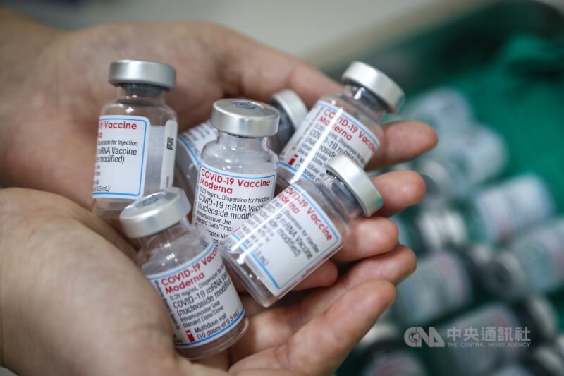 美國FDA批准針對Omicron變異株BA.4和BA.5的二價疫苗。指揮中心1日表示，台灣將審查的二價疫苗是針對原始株與BA.1株。圖為莫德納疫苗。（中央社檔案照片）