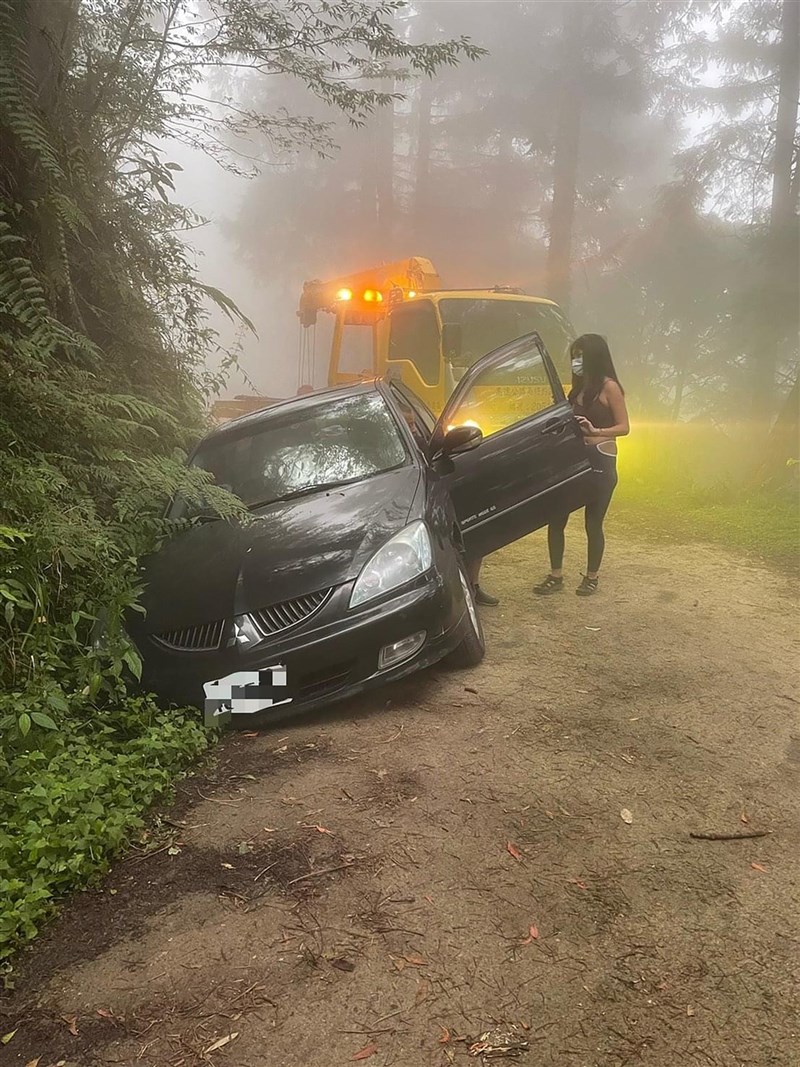林智堅登山遇女子車落邊溝墊錢拖吊助脫困 地方 中央社cna