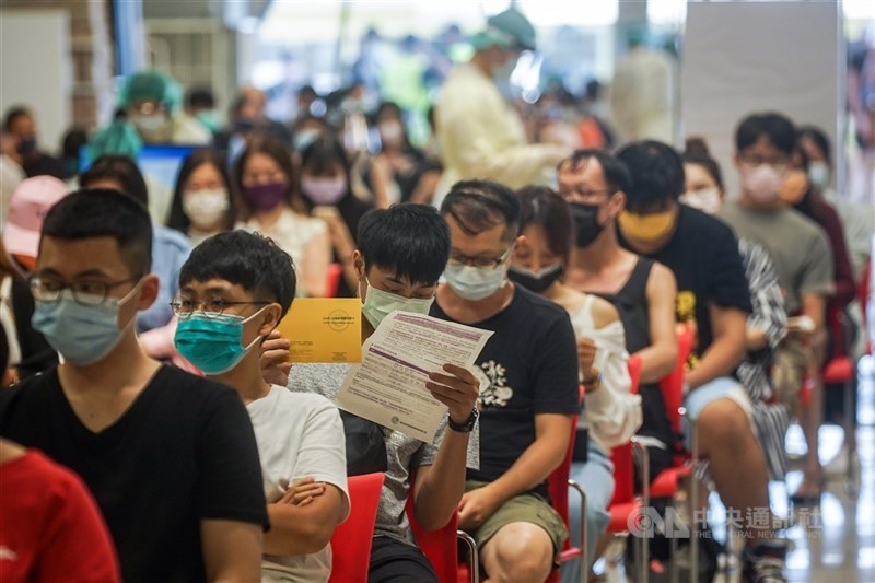 疫情指揮中心宣布,31日新增3本土病例。圖為民眾等待接種疫苗。(中央社檔案照片)