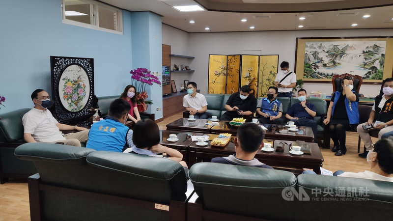 國民黨主席候選人朱立倫(左)31日在前台東縣長黃健庭(中,白衣者)陪同下,拜訪台東基層黨員。中央社記者盧太城台東攝 110年8月31日