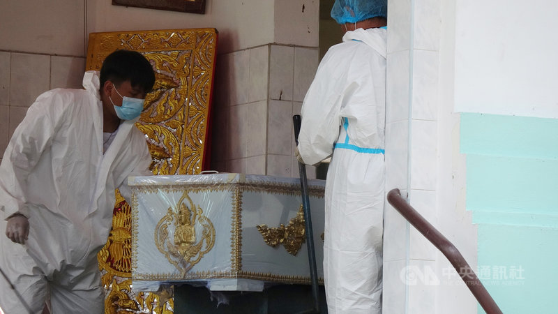 泰國第三波疫情嚴峻,8月中旬以來死亡人數每日新增破200人,寺廟協助火化死者屍體,圖為工作人員做火化前的最後準備工作。中央社記者呂欣憓曼谷攝 110年8月31日