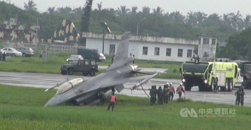 花蓮基地1架F-16戰機31日於屏北機場執行戰備道起降演練,降落戰備道末端滑出道面,經檢查飛機輕損,人員均安。(民眾提供)中央社記者郭芷瑄傳真 110年8月31日