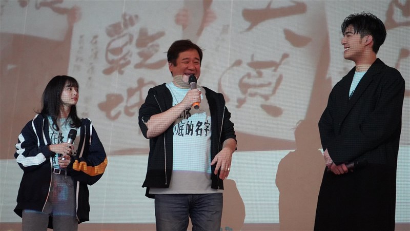 金鐘獎導演瞿友寧(中)監製兼編劇的國片「刻在你心底的名字」,電影劇本遭指涉抄襲,瞿友寧回應自己絕對不剽竊。(圖取自facebook.com/YourNameEngravedHerein)