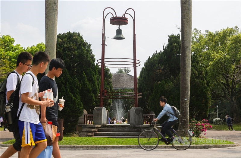台大公布110學年度大學考試入學分發管道榜單,今年足額錄取,沒有缺額。圖為台大校園內知名景點傅鐘。(中央社檔案照片)
