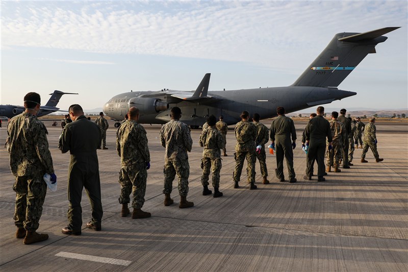 美軍將最後一批美國人員載離阿富汗。圖為C-17運輸機載著撤離人員降落美軍位於義大利的海軍航空站。（圖取自twitter.com/DeptofDefense）