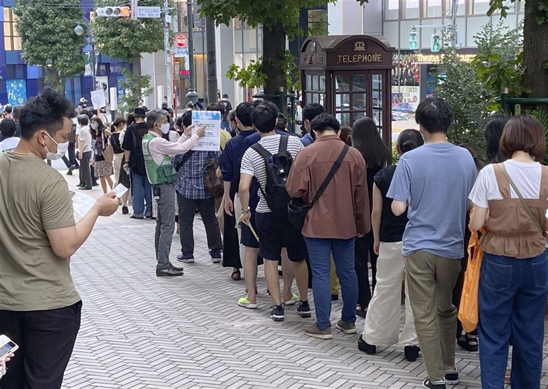 日本先前發現莫德納疫苗瓶內混入異物後,沖繩縣30日也在輝瑞疫苗內發現異物,目前沒有接種民眾身體不適。圖為東京澀谷29日排隊接種人潮。(共同社)