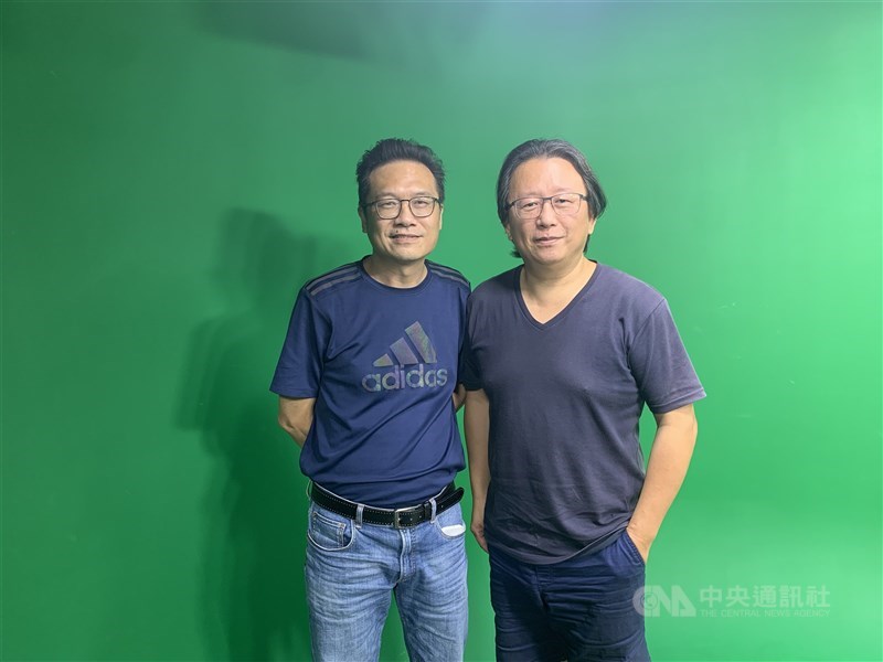 紀錄片導演楊力州(右)在「文化普拉斯」暢談遠征南極拍片的經驗。左為節目主持人邱祖胤。(中央社)