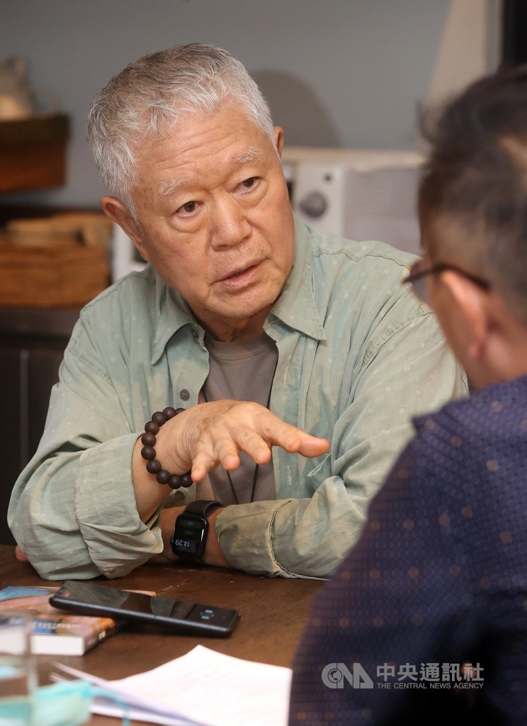 作家蔣勳31日受訪時表示,「用手寫字的時候,好像在織錦,有一種編織的感覺」,所有想法由自己組織;但在電腦上打字,則有一種意外性,「當你打出一個『昨』,後續會跳出『天』或『日』或『晚』,我的下一個想法是被這些字所影響,你的思維是被那個設計程式的人所主導。」中央社記者鄭傑文攝 110年8月31日