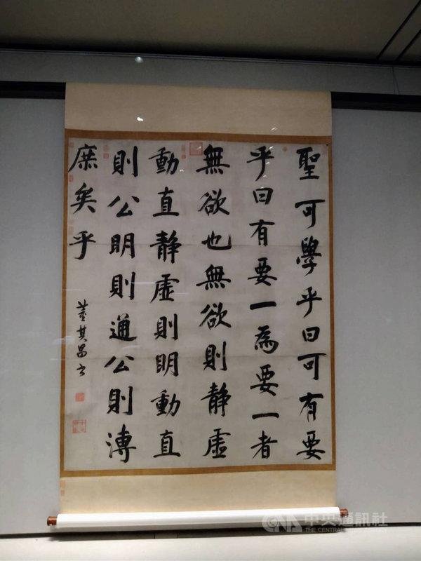 故宮南院精選故宮書畫及器物典藏精品推出「人氣國寶展」,即日起新換明代董其昌楷書書軸「周子通書」(圖),長約190公分、寬154.5公分,用筆簡潔大氣,為其傳世的巨幅精品。中央社記者蔡智明攝 110年8月31日
