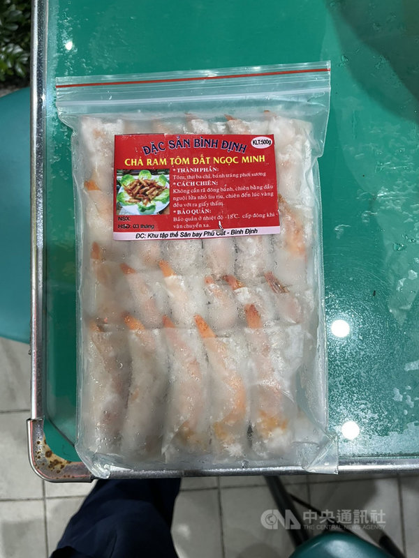 防堵非洲豬瘟,各地持續追查走私肉製品,高雄市農業局統計,23日至今共23件肉製品送檢,有4件驗出陽性。高市警局三民二分局查獲網購蝦卷含豬肉,驗出陽性。(高雄市警察局三民二分局提供)中央社記者蔡孟妤傳真 110年8月31日