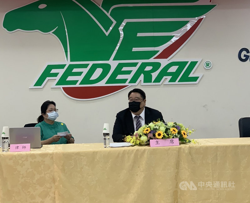 泰豐股東會31日登場,由泰豐董事長馬述健(右)主持。今年泰豐股東會雖然沒有改選董事,不過,泰豐公司派與大股東南港兩派人馬,在議案上演攻防戰。中央社記者蔡芃敏攝 110年8月31日