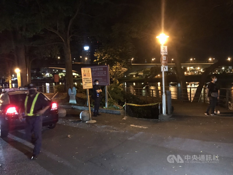 新北市警察局新店分局1日表示,越南籍學生情侶凌晨3時許到碧潭東岸夜釣,因靠近岸邊時聞到惡臭味,四下搜尋後,在附近草叢內赫然發現一具屍體;警方第一時間到場拉起封鎖線並派員採證。(民眾提供)中央社記者沈佩瑤傳真 110年9月1日