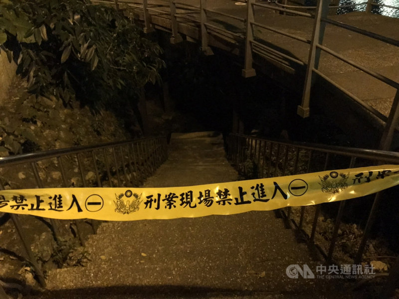 新北市新店區碧潭東岸河畔的草叢內,1日凌晨3時許發現一具白骨腐屍,警方第一時間到場拉起封鎖線。(民眾提供)中央社記者沈佩瑤傳真 110年9月1日