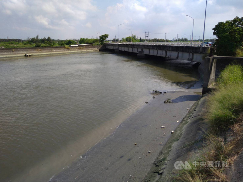 嘉義縣東石鄉臥龍橋高度不足，2018年823水患時阻礙橋下河道排水，造成東石淹大水，中央補助新台幣1億4千萬元重建，新建橋梁橋中心將比舊橋抬高3.59公尺，提升防洪效益。中央社記者蔡智明攝 110年9月1日