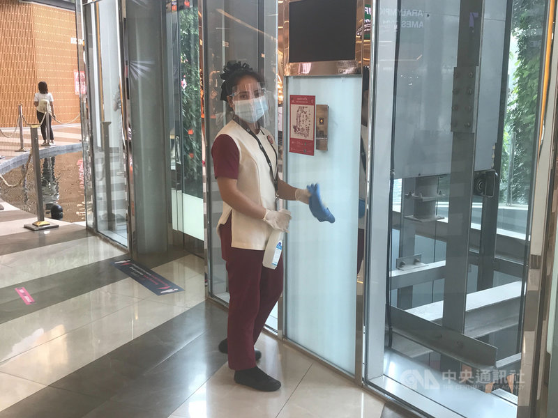 泰國1日開始放寬防疫限制,開放百貨公司和商場可以內用,圖為百貨公司工作人員清潔電梯。中央社記者呂欣憓曼谷攝 110年9月1日