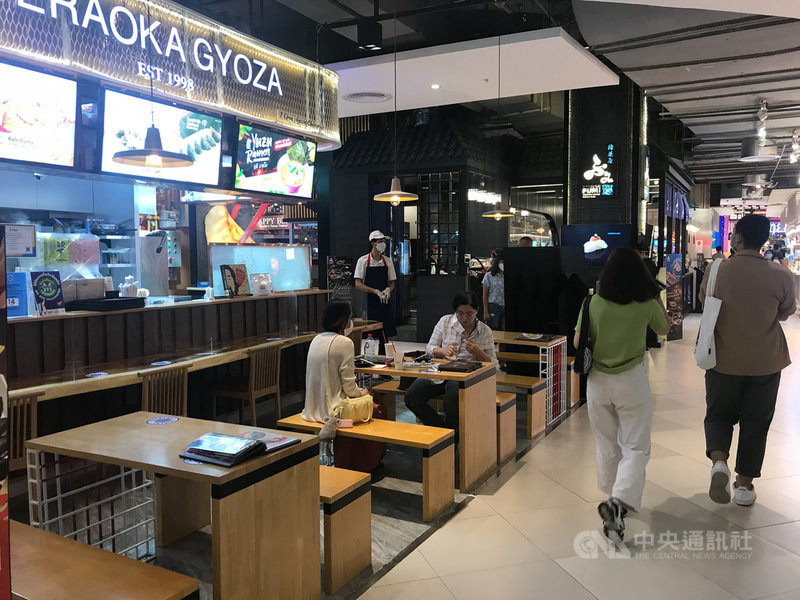 泰國1日開始放寬防疫限制,開放百貨公司和商場可以營業,餐廳可以內用,悶壞的泰國民眾到百貨公司逛街並到餐廳消費。中央社記者呂欣憓曼谷攝 110年9月1日