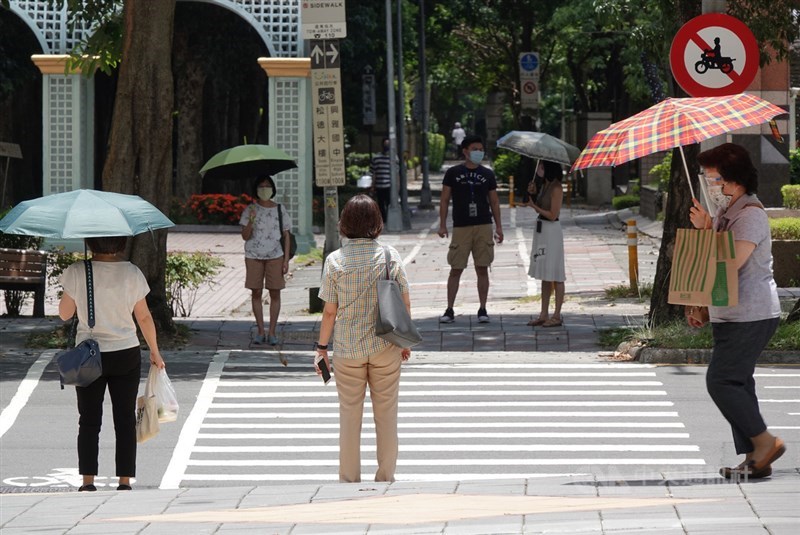 中央氣象局1日發布高溫資訊,中午前後台北盆地天氣晴朗炎熱。(中央社檔案照片)