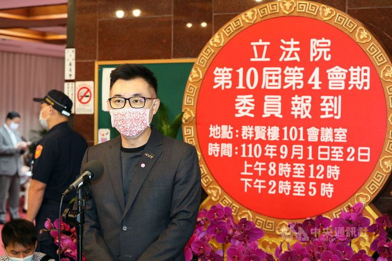 立法院第10屆第4會期1日開始立委報到程序,國民黨主席江啟臣(前)完成報到手續並接受媒體訪問。中央社記者郭日曉攝 110年9月1日