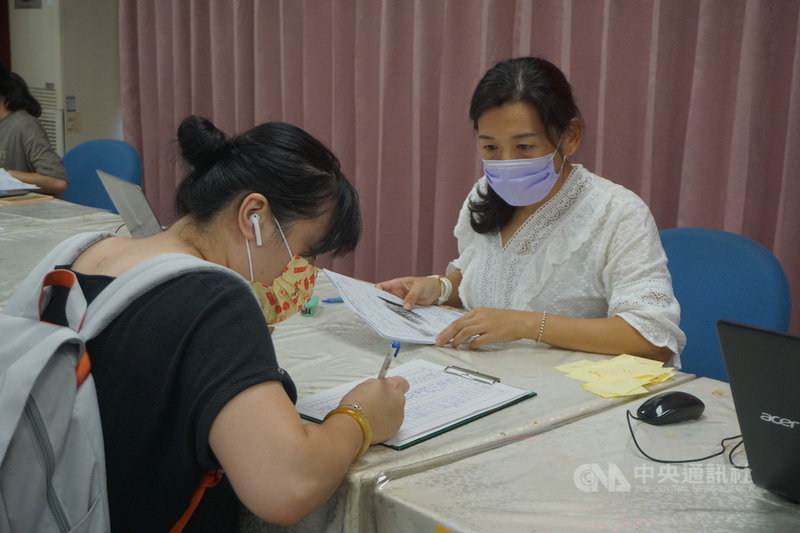 金門縣民新台幣5000元紓困金1日起受理紙本和郵寄申請,一早就有不少民眾到戶籍所在的各鄉鎮公所辦理。中央社記者黃慧敏攝 110年9月1日