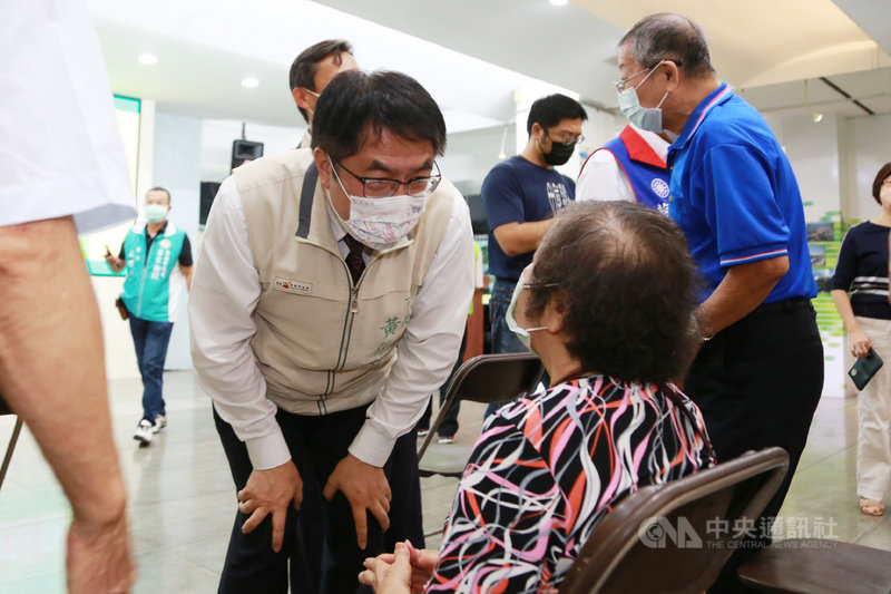 台南市政府1日宣布重陽敬老禮金發放將取消排富規定,市長黃偉哲(前左)表示,今年設籍台南市年滿65歲長者以及55歲以上原住民都可領到重陽禮金新台幣1000元,百歲以上人瑞則有禮金及禮品。(台南市政府提供)中央社記者楊思瑞台南傳真 110年9月1日