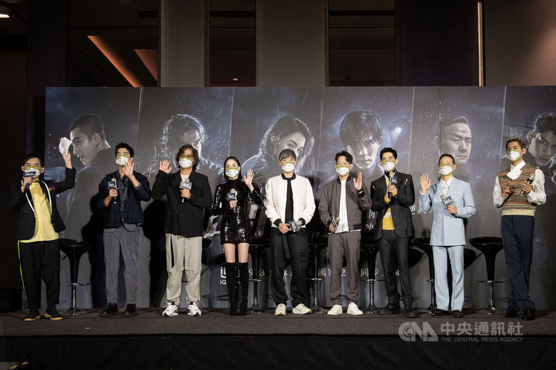 犯罪懸疑影集「逆局」1日舉辦亞太首映會,導演莊絢維(右4起)、陳冠仲率主要演員出席,接受主持人黃子佼(左)訪問。(愛奇藝國際站提供)中央社記者葉冠吟傳真 110年9月1日