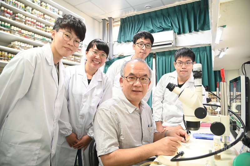 國立清華大學生物科技研究所教授桑自剛(前中)指導研究團隊,發現許多不正常增生的癌細胞會有比較大的細胞核,是因為調控蛋白失能,未來可望應用在癌症及其他退化性疾病的臨床研究。(清華大學提供)中央社記者魯鋼駿傳真 110年9月1日