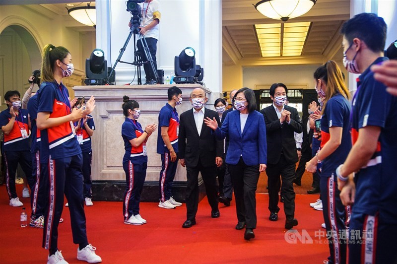 總統蔡英文(中)與副總統賴清德(中右)、行政院長蘇貞昌(中左)1日下午在總統府敞廳接見2020東京奧運台灣代表團;蔡總統入場時向代表團成員揮手致意,受到熱烈歡迎。中央社記者王騰毅攝 110年9月1日