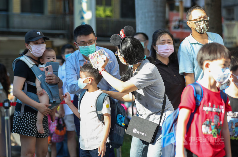 高中以下學校1日開學,配合防疫指引,學生在校門口與家長道別後,由導護志工及老師帶進校園。中央社記者裴禛攝 110年9月1日