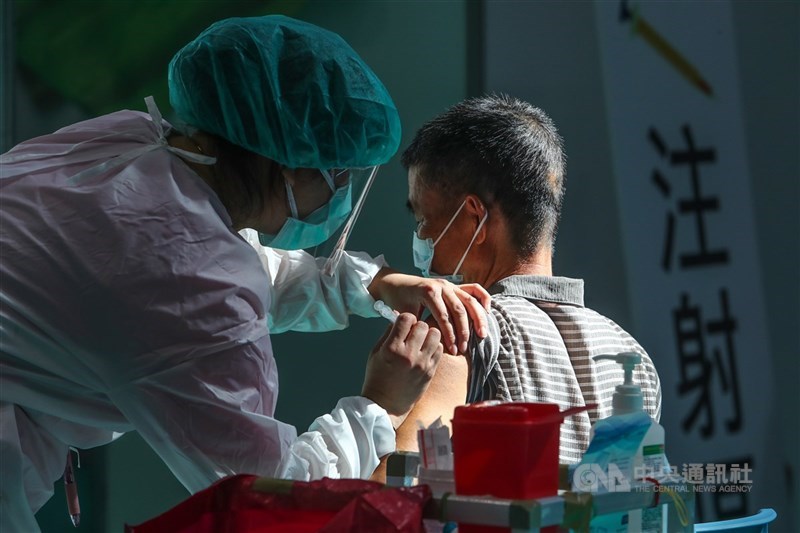 指揮中心公布最新COVID-19疫苗副作用統計,疲倦、肌肉痛、頭痛、注射處疼痛腫脹最常見。(中央社檔案照片)