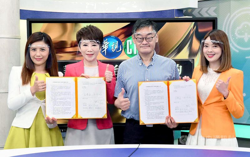 華視新聞在91記者節簽訂「編輯室公約」,由華視總經理莊豐嘉(右2)、52台台長陳雅琳(左2)代表簽署,主播莊雨潔(右)、宋燕旻(左)等人共同見證。(華視提供)中央社記者葉冠吟傳真 110年9月1日