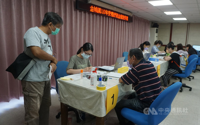 金門縣民新台幣5000元紓困金1日起受理紙本和郵寄申請,不少民眾到各鄉鎮公所辦理,線上申請預計6日上線。中央社記者黃慧敏攝 110年9月1日