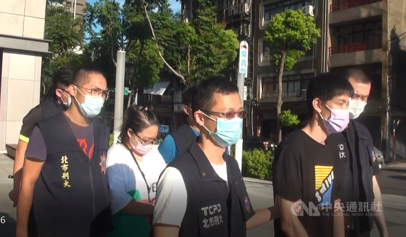 毒品通緝犯呂姓男子(右2)為躲避查緝,經常更換住處,台北市警方日前獲報循線追查,8月到新北市新莊區呂男住處逮人,其妻45歲王姓女子(左2)同樣因涉毒品案遭通緝,也一同落網。(翻攝照片)中央社記者黃麗芸傳真 110年9月1日