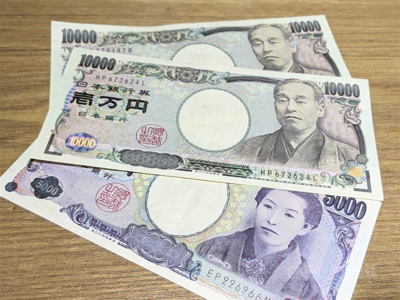 新版萬圓紙鈔正面肖像是「日本資本主義之父」澀澤榮一，是繼1984年從聖德太子變成福澤諭吉後，時隔40年再度變更。圖為現行1萬日圓及5000日圓。（中央社）